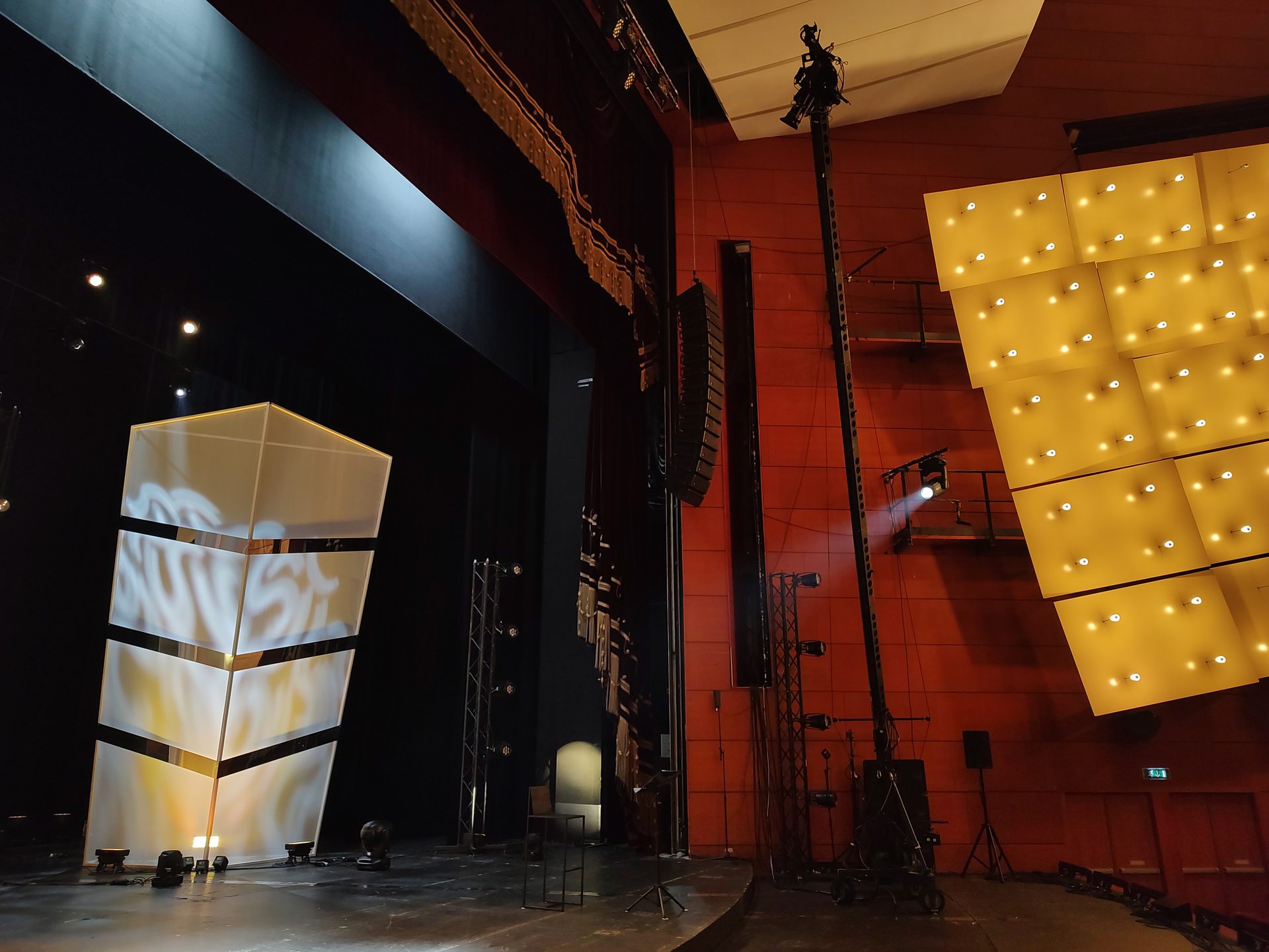 Regia multicamera cinema per lo spettacolo Max Angioni Anche Meno, Mediaset 2026
